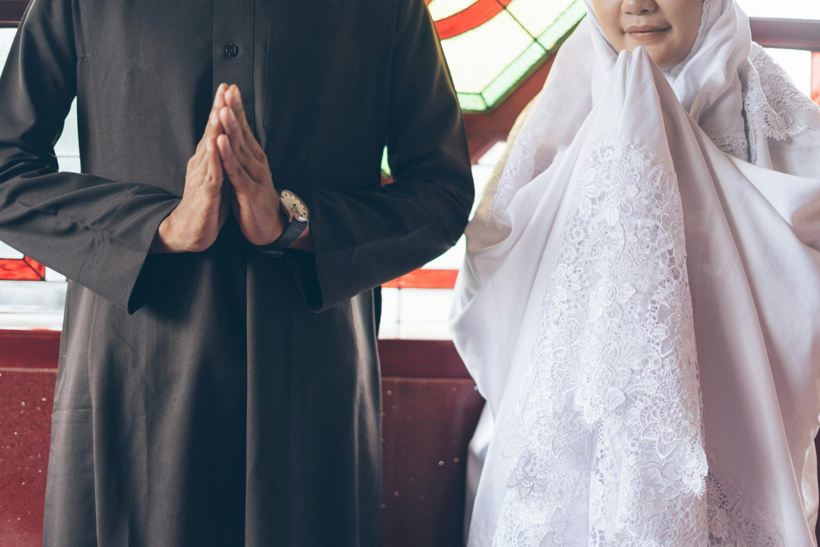 Muslim couple at a traditional nikah ceremony in Shariah-compliant Islamic marriage